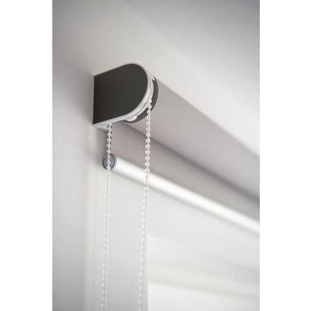 Nahaufnahme eines modernen Rollos mit silberner Abdeckung und transparentem Kettenzug zur manuellen Bedienung an einer weißen Wand.