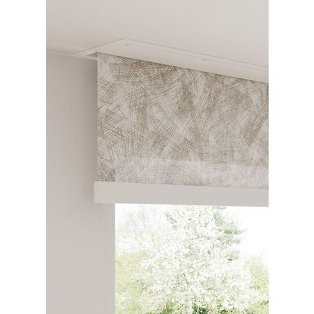 Dezent integriertes Rollo in Deckenmontage mit lichtdurchlässigem Stoff in beigem Linienmuster, teilweise herabgelassen vor einem großen Fenster mit Blick ins Grüne.